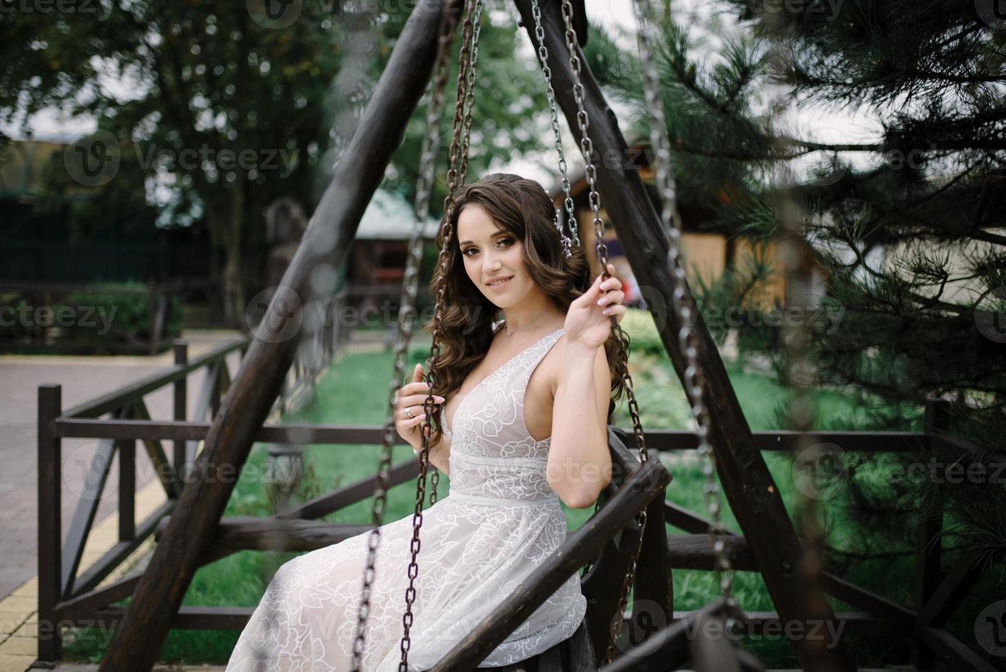 retrato de una mujer hermosa en vestido de noche en un columpio. 6767839 Foto de stock en Vecteezy retrato de una mujer hermosa en vestido de noche en un columpio. 6767839 Foto de stock en Vecteezy
