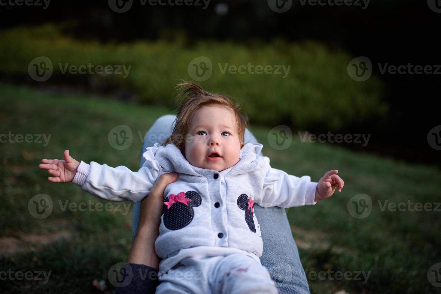 joven padre divirtiéndose con su pequeña hija en el parque foto