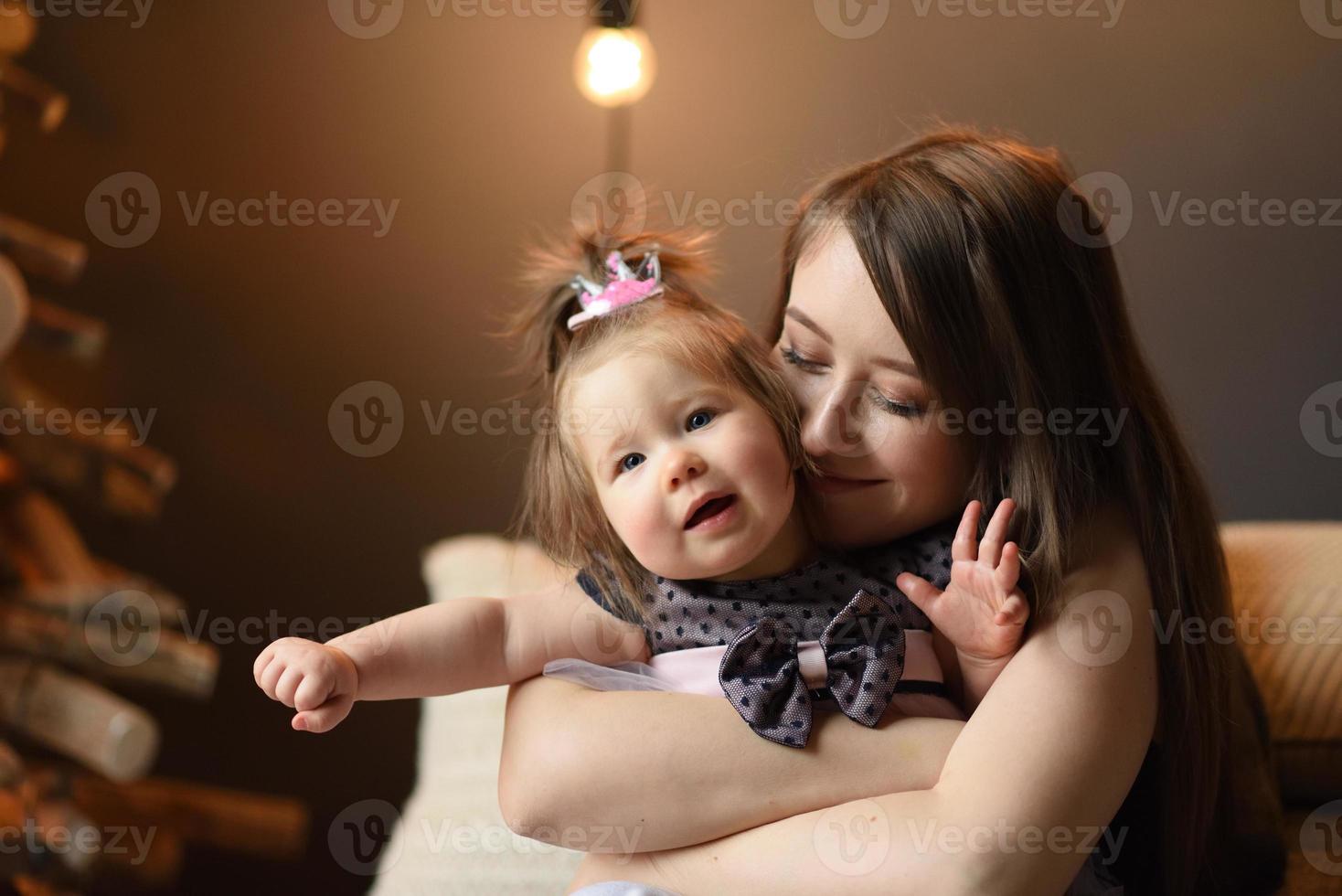 madre e hija se divierten juntas antes de navidad. foto