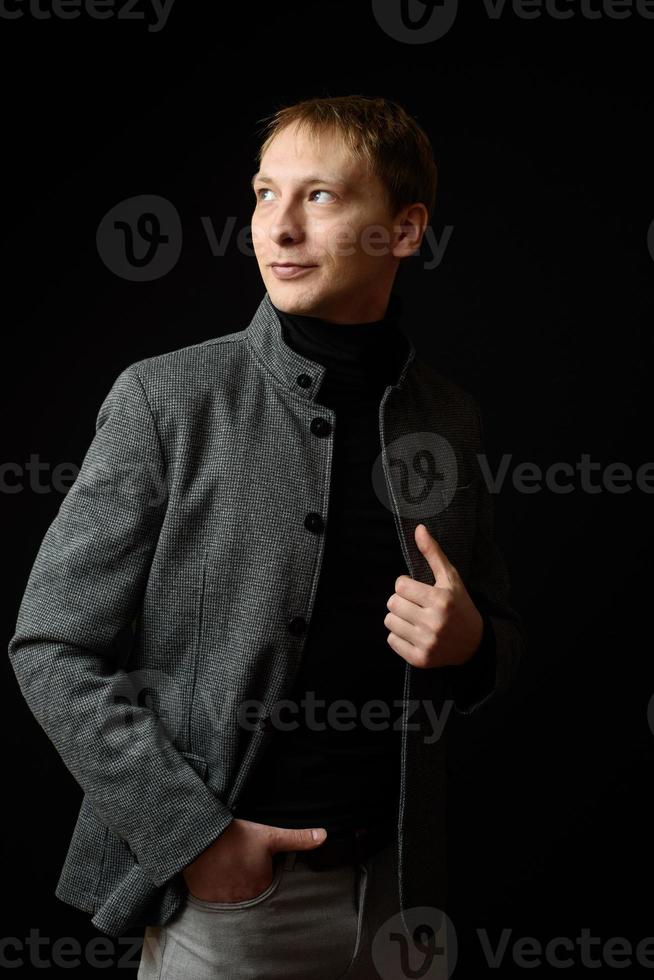 retrato de un hombre apuesto y elegante con un elegante abrigo de otoño foto