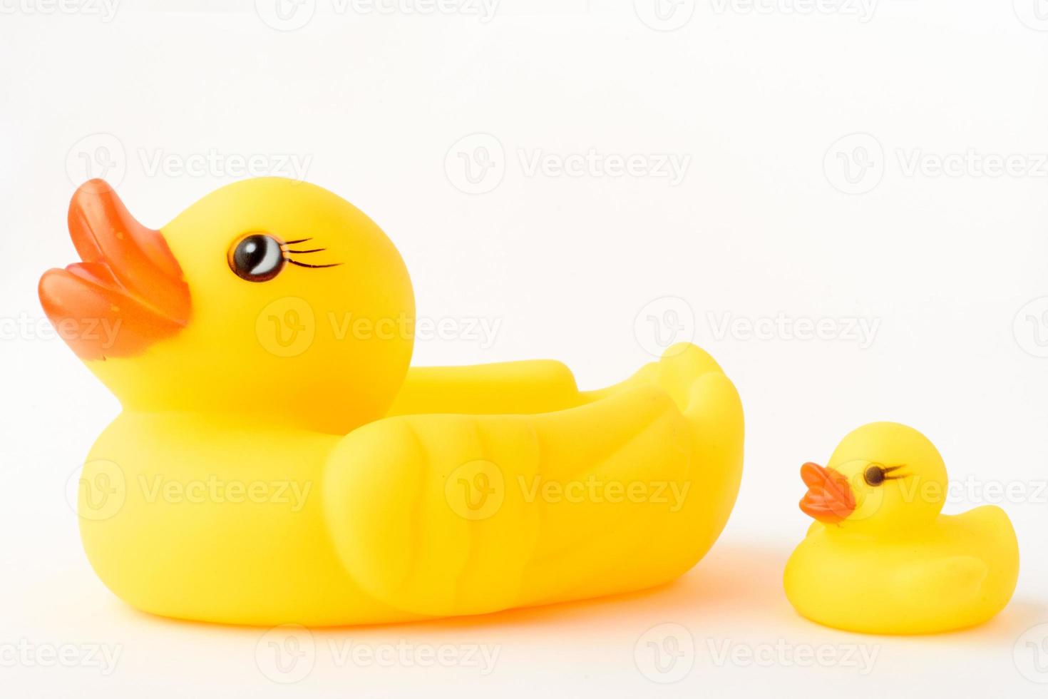juguete de pato inflable amarillo con un pequeño patito. Aislado en un fondo blanco. foto