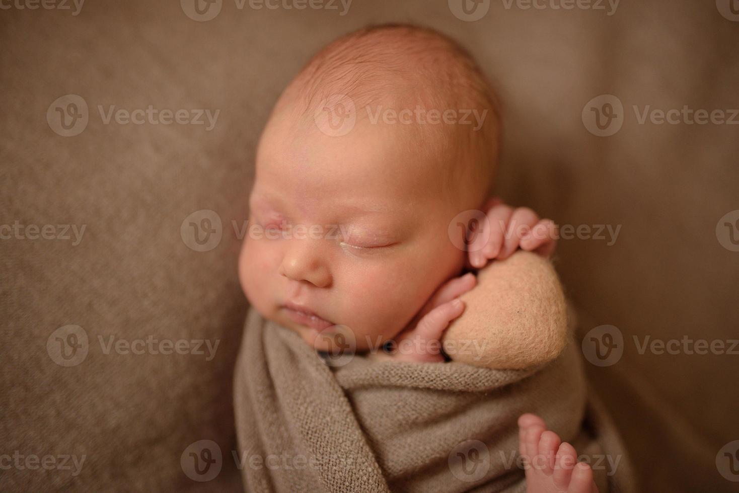 niña recién nacida durmiendo con un corazón seco en sus manos. foto