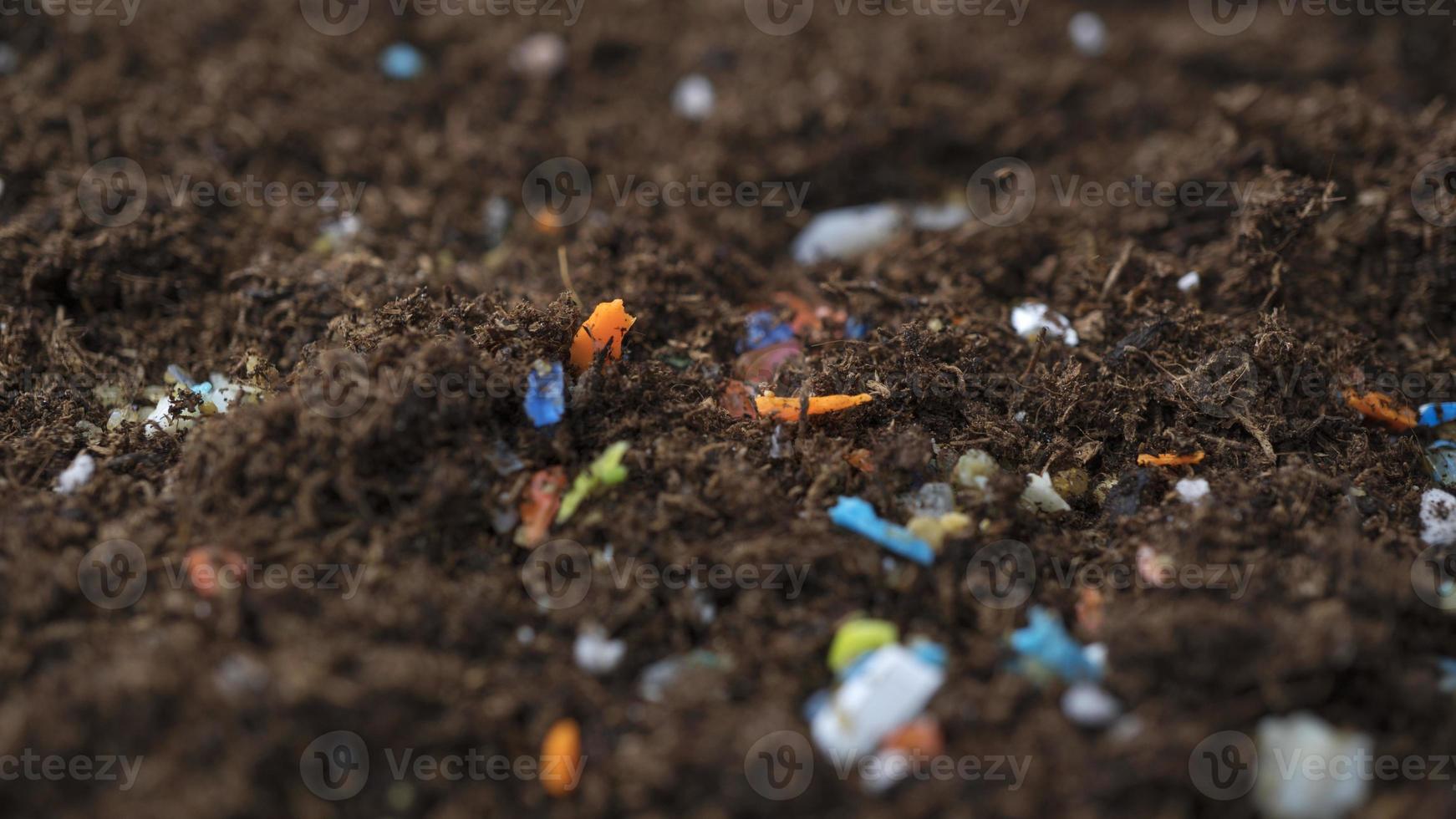 microplásticos dentro del suelo. concepto de calentamiento global y cambio climático. Contaminación por plásticos no reciclables en el suelo del campo Contaminación por plásticos no reciclables en los océanos. foto