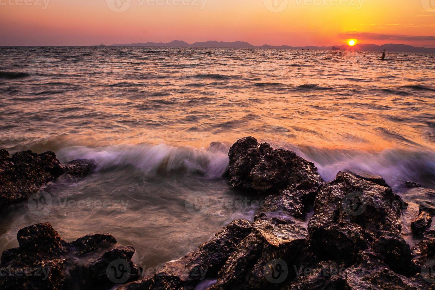 puesta de sol sobre el mar, técnicas de larga exposición foto