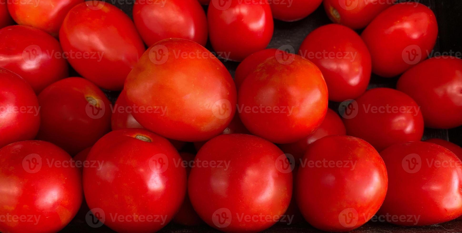 tomates en el supermercado. foto