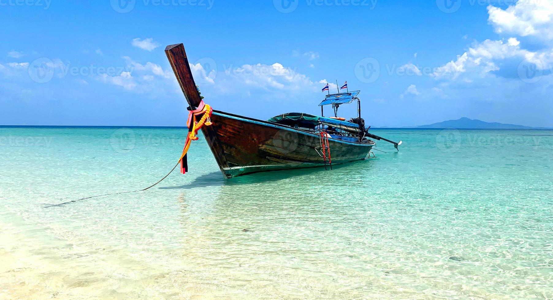 barco largo y isla de bambú, mar de andaman, tailandia foto