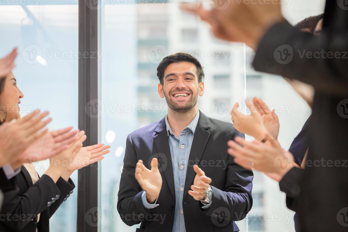 concepto de éxito y trabajo en equipo, equipo exitoso de jóvenes empresarios en perspectiva en el cargo, grupo empresarial celebrando después de la reunión foto