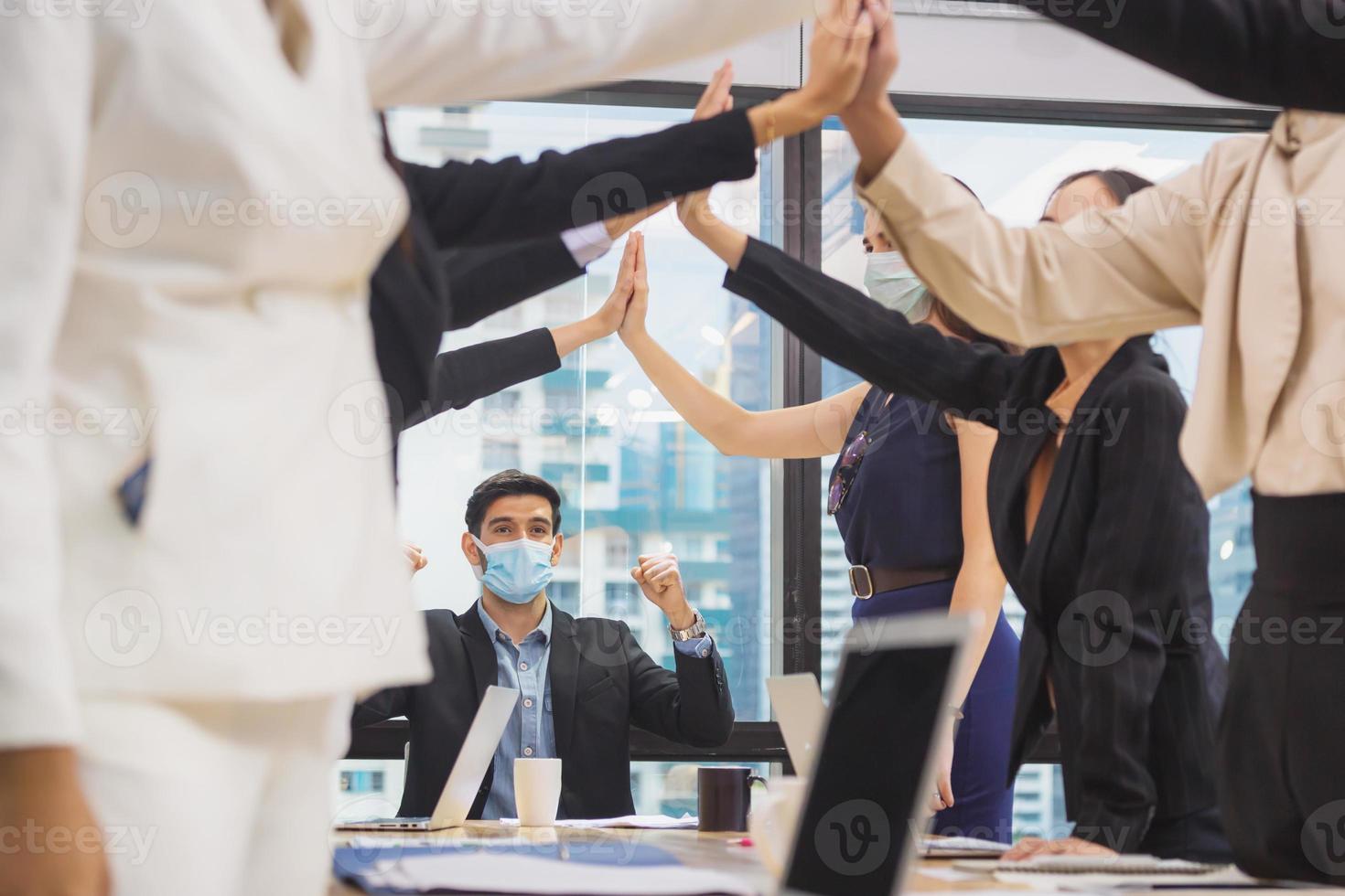 exitoso equipo de jóvenes empresarios en perspectiva en el cargo, grupo empresarial celebrando después de la reunión, el éxito y el concepto de trabajo en equipo foto