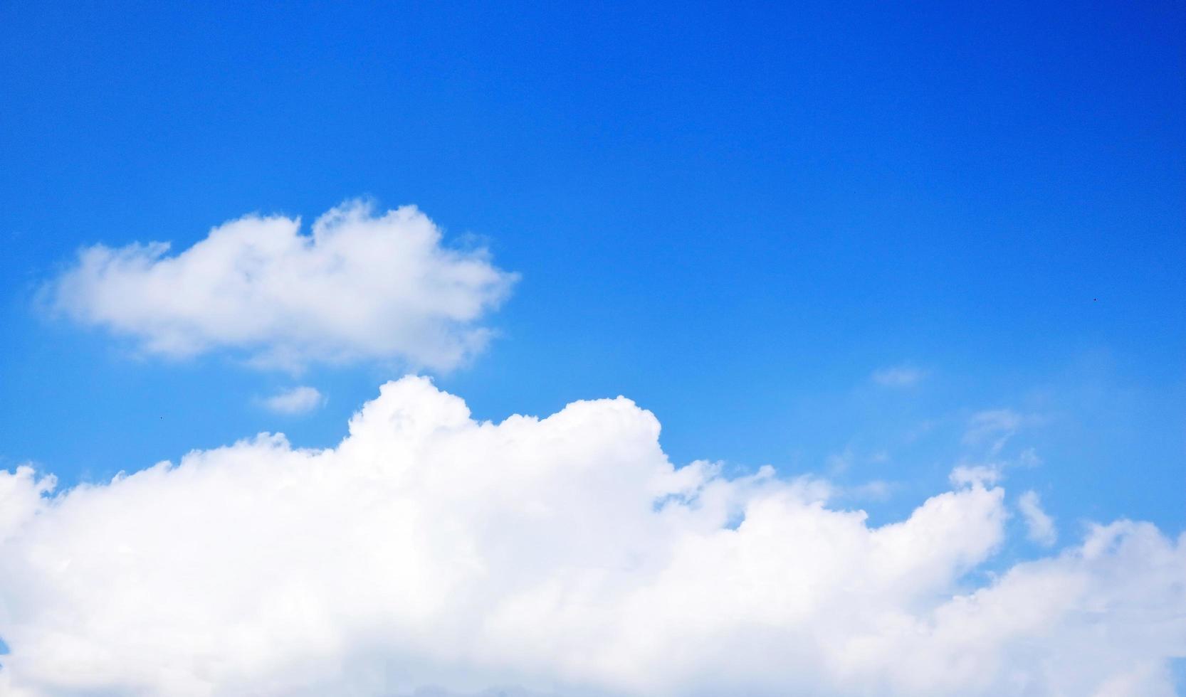 nubes blancas con cielo azul foto