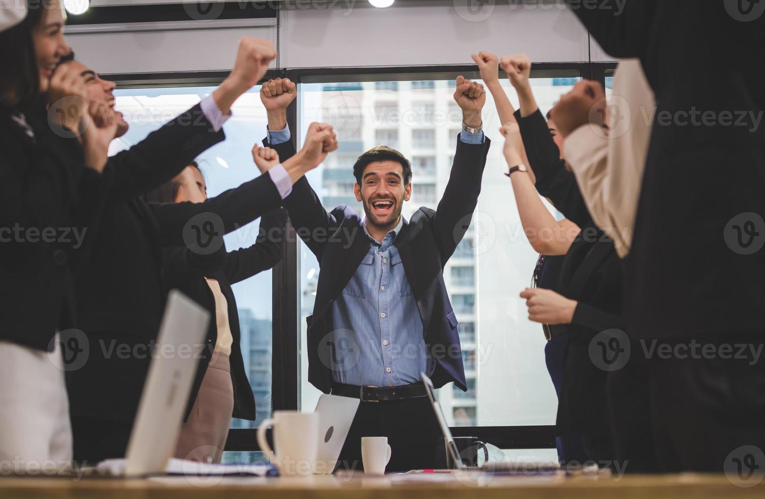 exitoso equipo de jóvenes empresarios en perspectiva en el cargo, grupo empresarial celebrando después de la reunión, el éxito y el concepto de trabajo en equipo foto