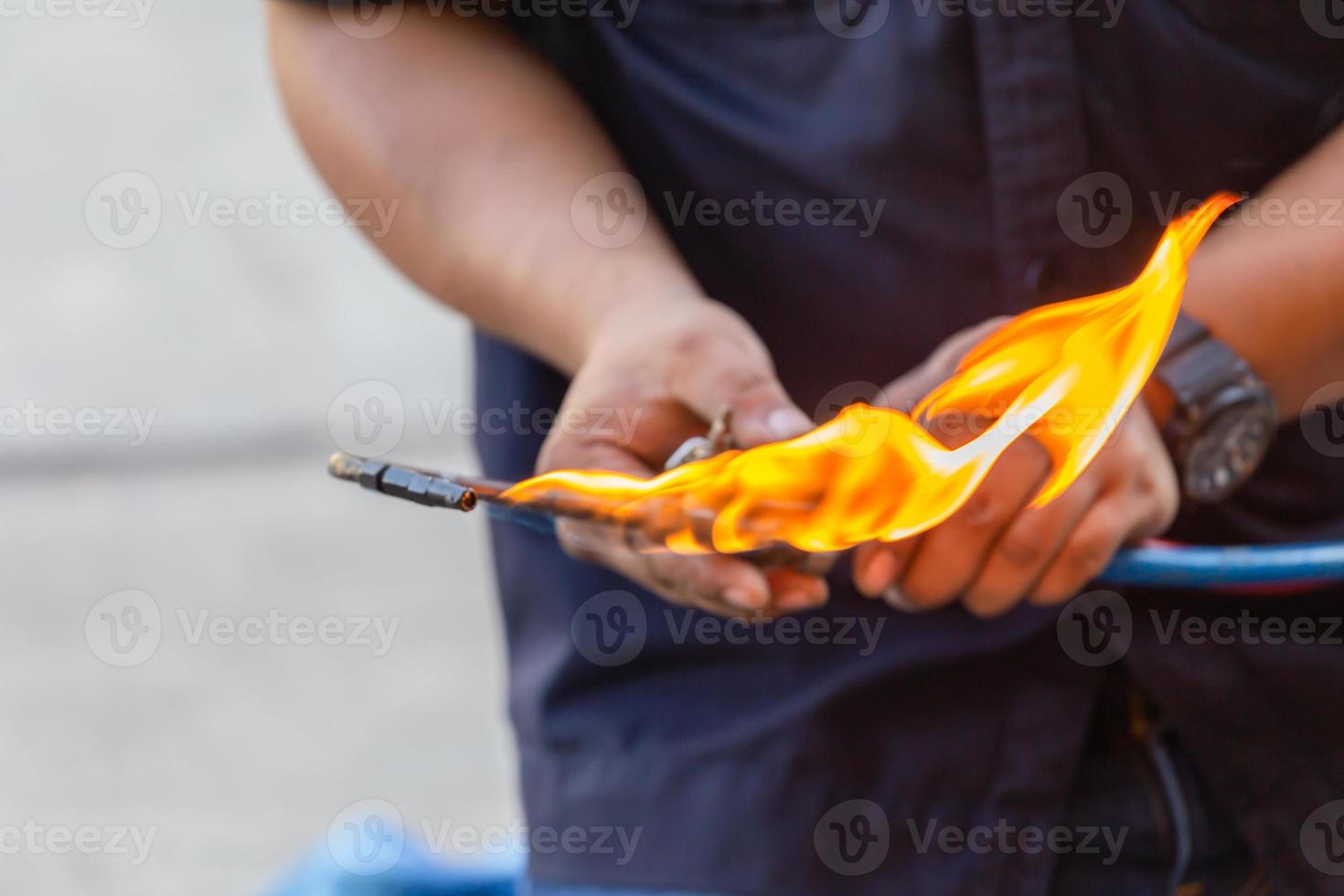 el cierre del reparador de aire acondicionado utiliza gases combustibles y oxígeno para soldar o cortar metales, procesos de soldadura de oxicombustible y corte de oxicombustible, reparador en el sistema de aire acondicionado de fijación del suelo foto