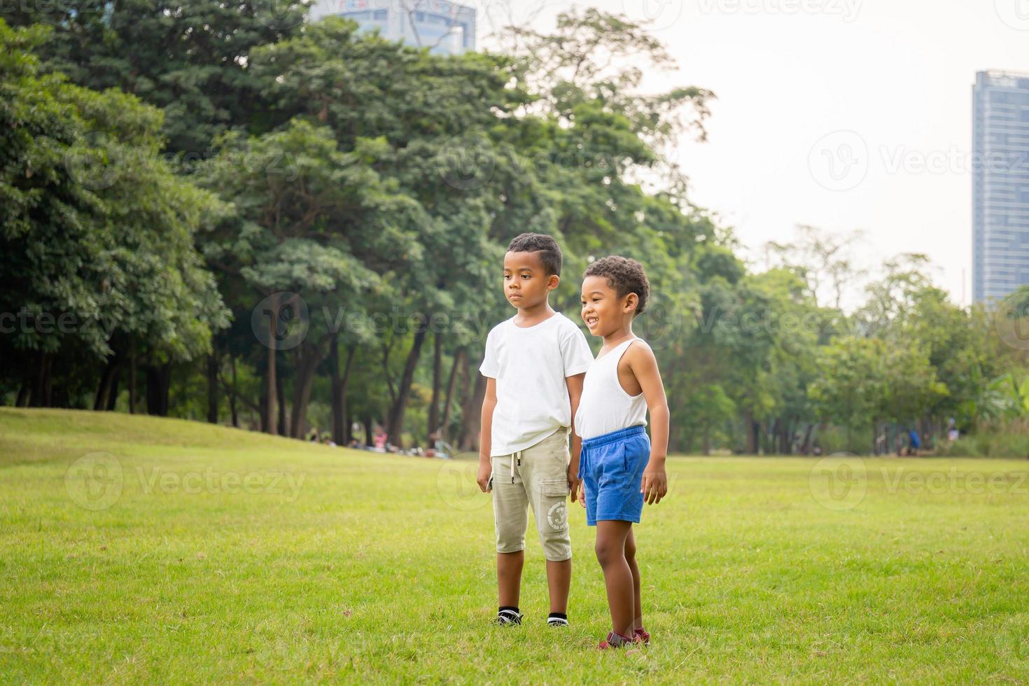 retrato de dos niños felices jugando al aire libre en un parque, niños jugando concepto. foto