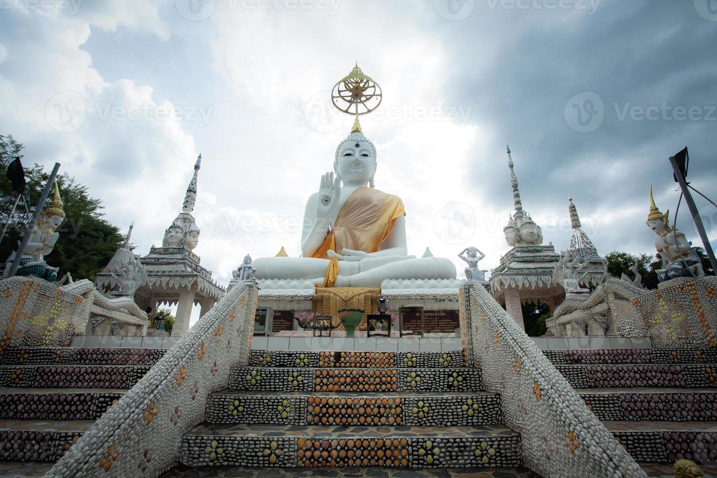 la imagen de Buda está consagrada directamente en las escaleras del templo. en el distrito de ban kha, provincia de ratchaburi, tailandia foto