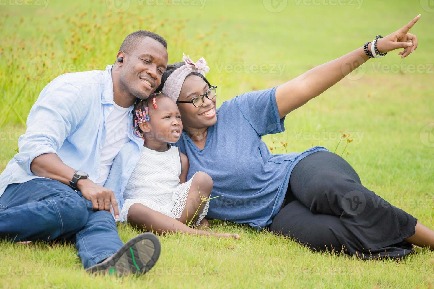 padre feliz madre e hija jugando juntos al aire libre, alegre familia afroamericana disfrutando en el parque, conceptos familiares de felicidad foto