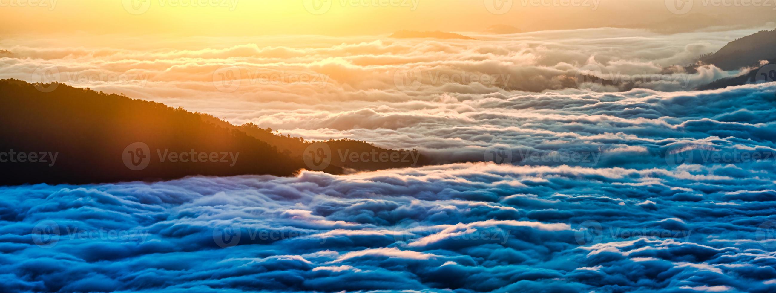 hermosa vista del paisaje del pico de la montaña de la mañana del amanecer con bosque tropical en la niebla. vista panorámica de un valle de montaña en nubes bajas foto