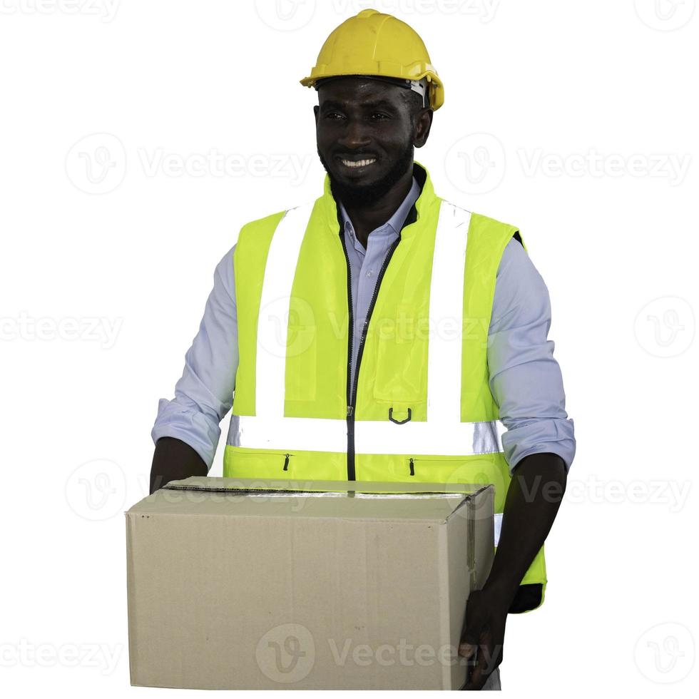 feliz trabajador de almacén afroamericano con traje uniforme y casco de seguridad que organiza los productos para prepararlos para la entrega a los clientes en el almacén para el inventario. foto