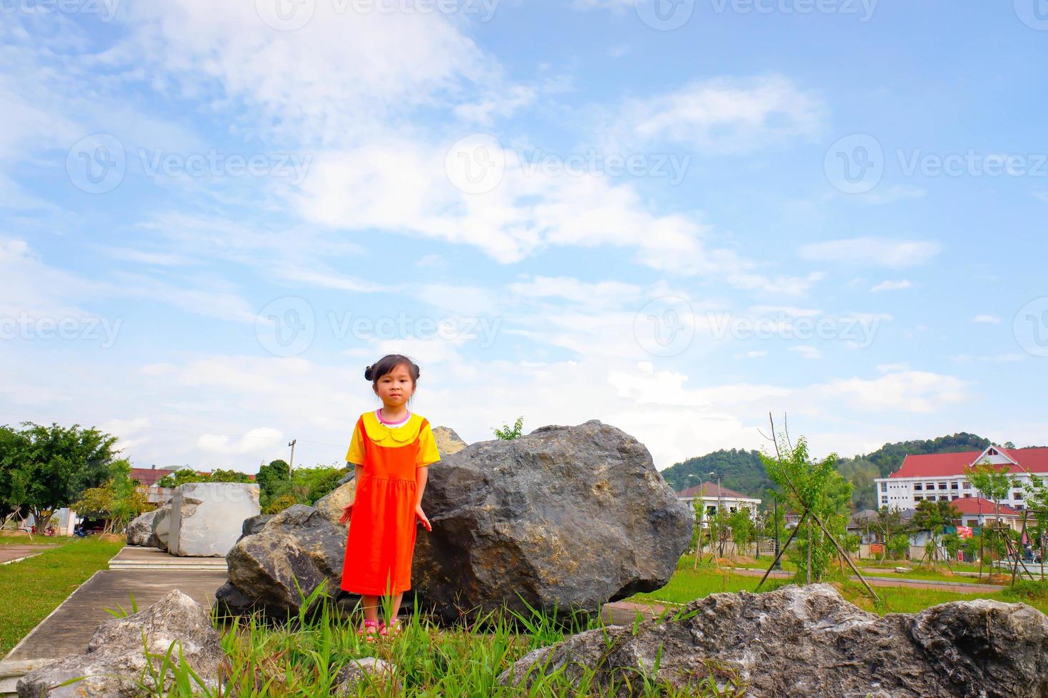 una encantadora niña viste un traje de gokowa amarillo-naranja, mugunghwa en un parque público. vestido de moda para niñas y adolescentes. foto