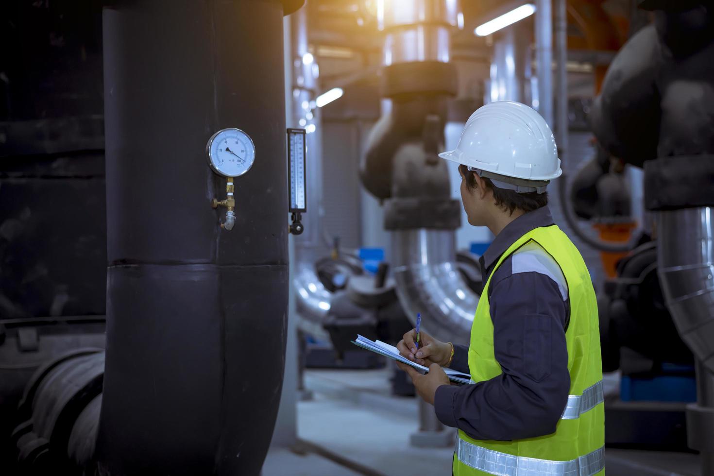 ingeniero revisando e inspeccionando en el panel mdb. Trabajan con un cuadro eléctrico para verificar el rango de voltaje que funciona en la fábrica de tableros de distribución principal. foto