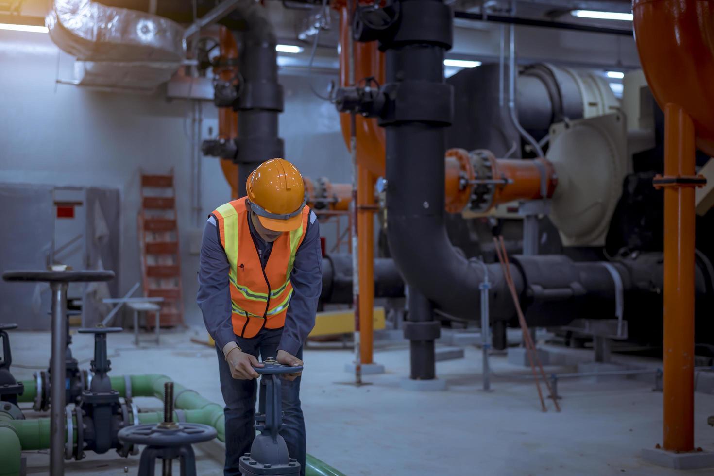 ingeniero ferroviario bajo control del proceso de construcción prueba de trenes y control del trabajo ferroviario en la estación de ferrocarril con comunicación por radio. ingeniero con uniforme de seguridad y casco de seguridad en el trabajo. foto