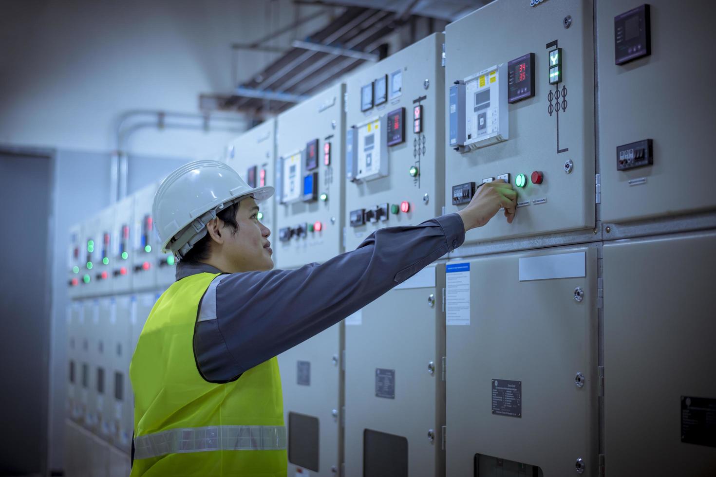 ingeniero revisando e inspeccionando en el panel mdb. Trabajan con un cuadro eléctrico para verificar el rango de voltaje que funciona en la fábrica de tableros de distribución principal. foto