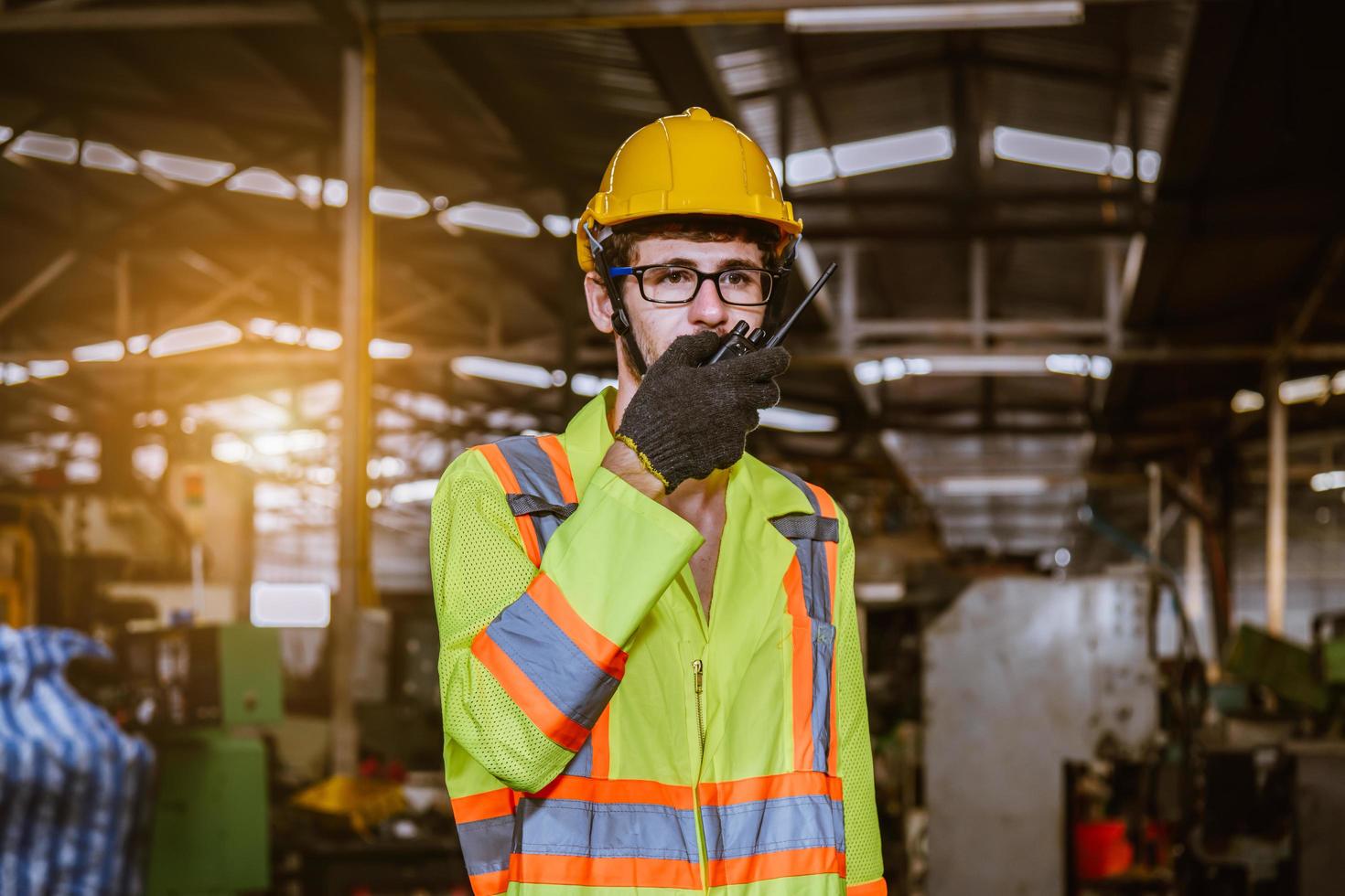 ingeniería industrial y trabajo en equipo con control uniforme de seguridad que opera la máquina rectificadora de torno que trabaja en la fábrica de la industria. foto