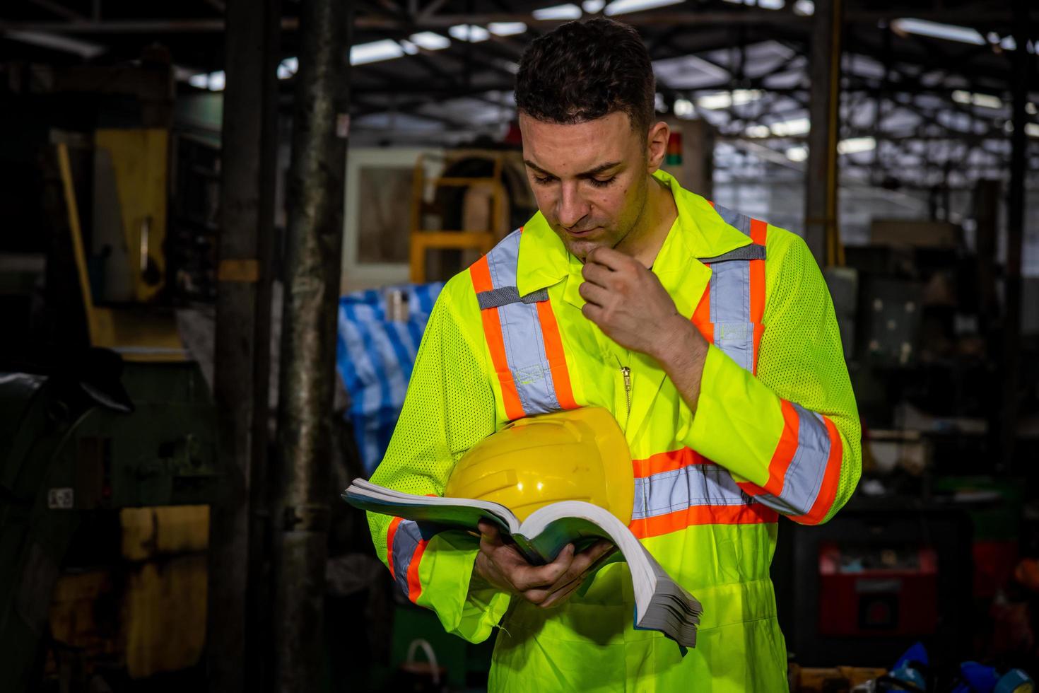 ingeniería industrial y trabajo en equipo con control uniforme de seguridad que opera la máquina rectificadora de torno que trabaja en la fábrica de la industria. foto