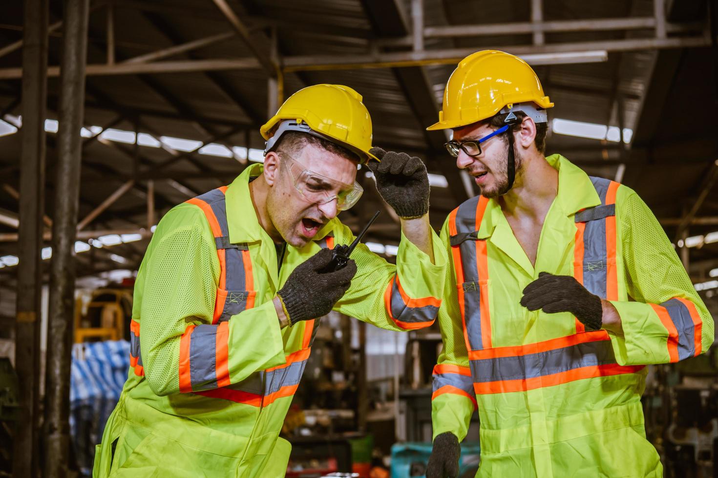 ingeniería industrial y trabajo en equipo con control uniforme de seguridad que opera la máquina rectificadora de torno que trabaja en la fábrica de la industria. foto