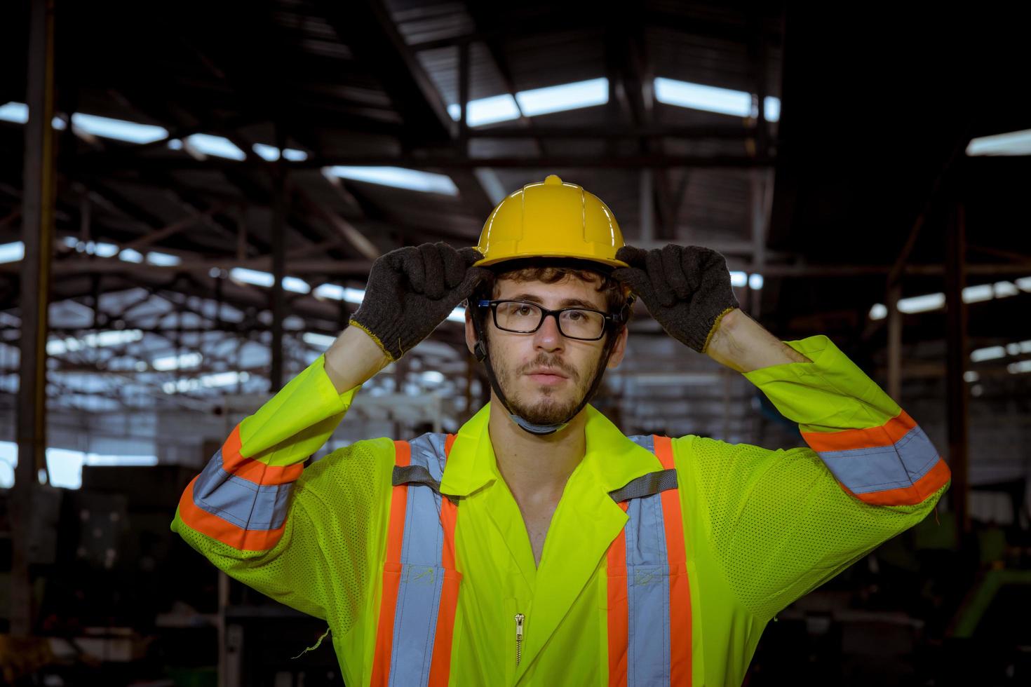 ingeniería industrial y trabajo en equipo con control uniforme de seguridad que opera la máquina rectificadora de torno que trabaja en la fábrica de la industria. foto