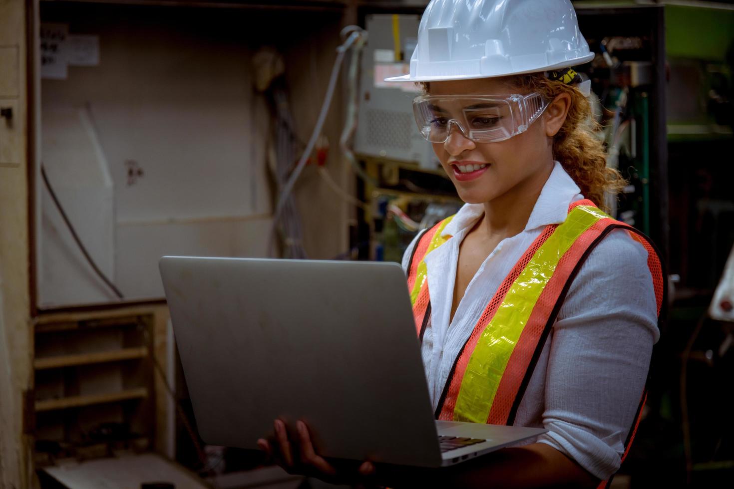 ingeniería industrial y trabajo en equipo con control uniforme de seguridad que opera la máquina rectificadora de torno que trabaja en la fábrica de la industria. foto