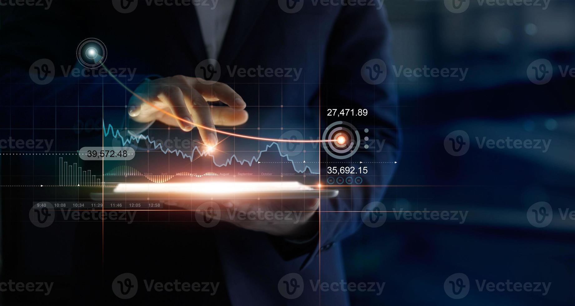 hombre de negocios que usa tableta en línea analizando datos financieros del gráfico de crecimiento y ganancias de ventas en el gráfico de destino de la interfaz virtual. la tecnología inteligente desarrolla una solución empresarial inteligente a cambio de la inversión foto