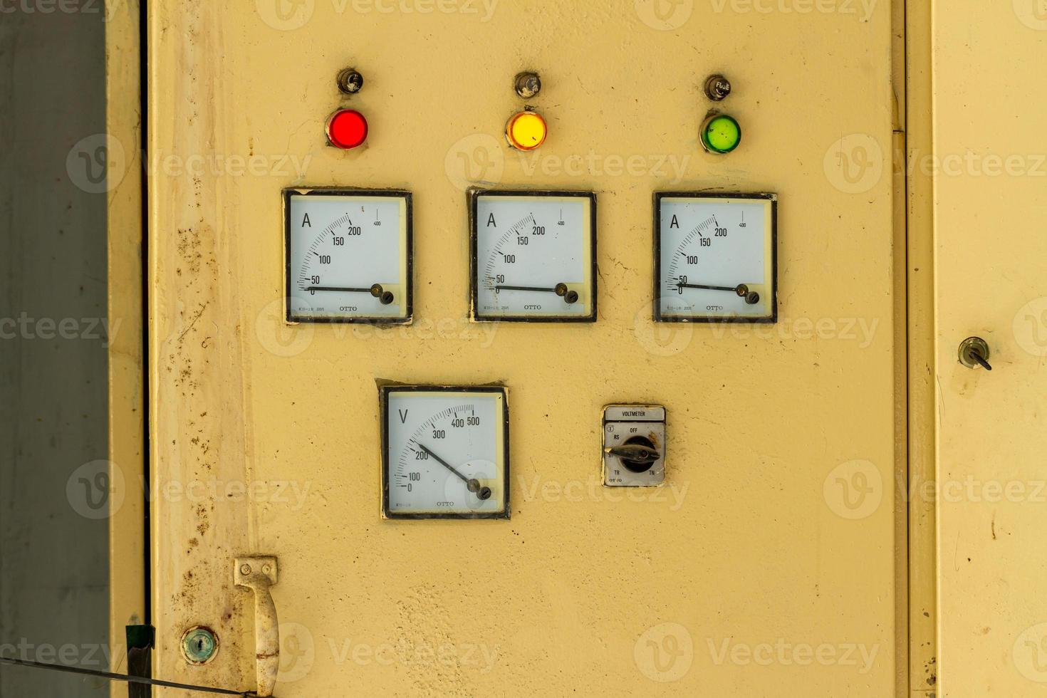 la caja de fusibles en un edificio de oficinas, colocada en la esquina de un área que no está perturbada por los dispositivos de tráfico, control y seguridad foto