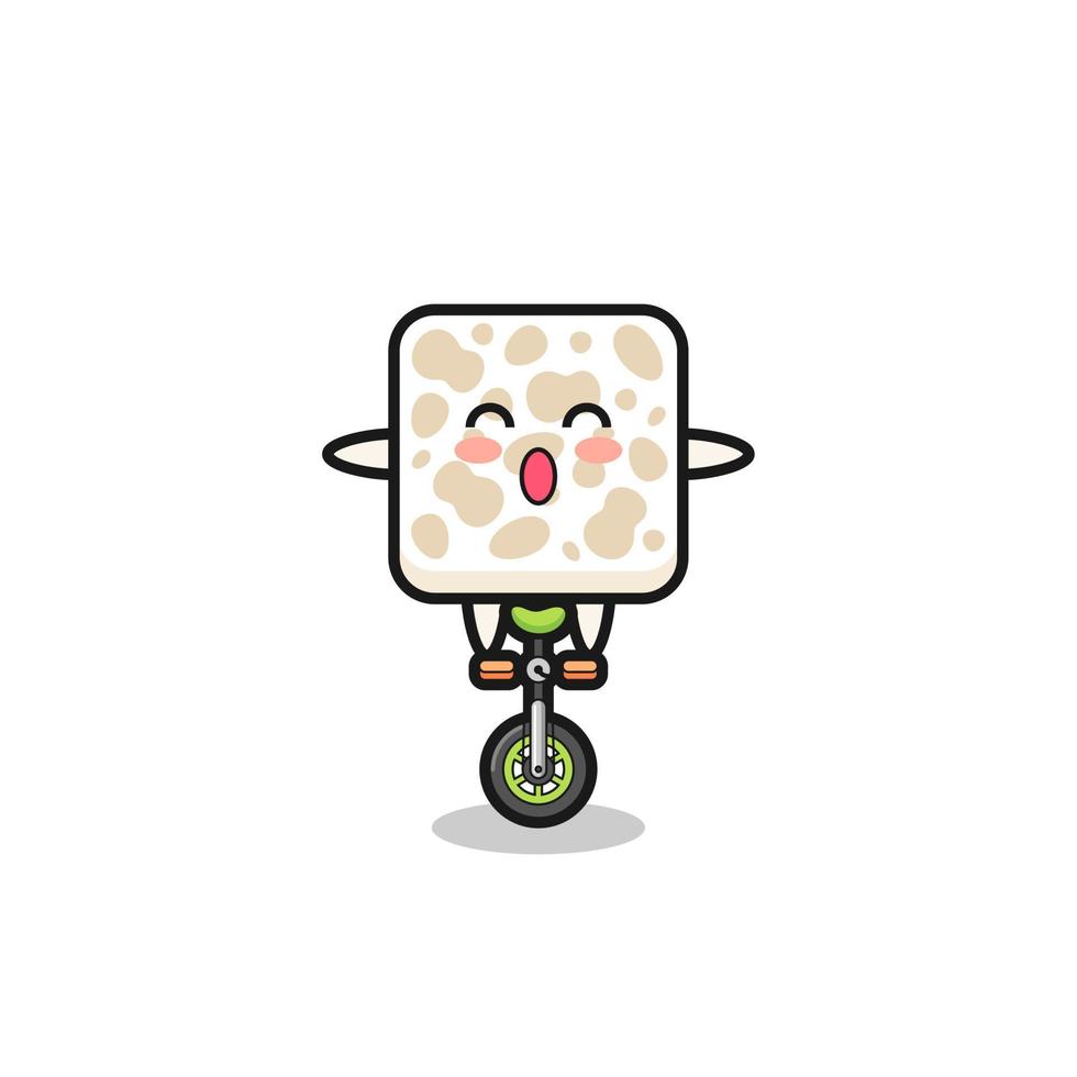 el lindo personaje tempeh está montando una bicicleta de circo vector