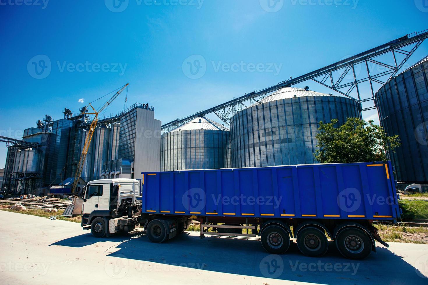 conjunto de tanques de almacenamiento cultivados cultivos agrícolas procesamiento pl foto