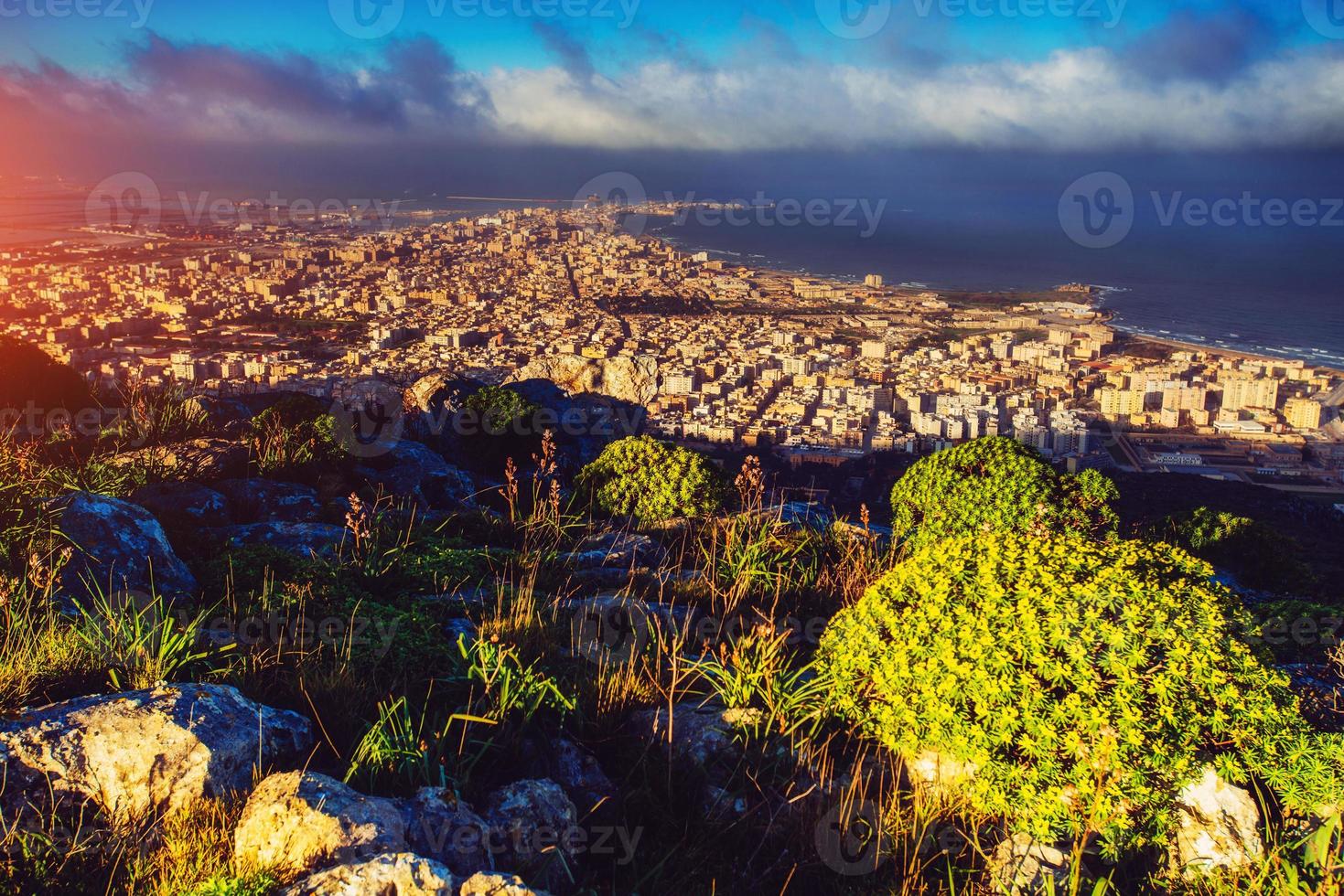 amanecer sobre la ciudad foto