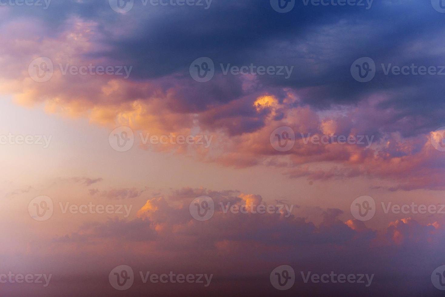 textura de cielo de noche de nubes coloridas fantásticas románticas con diff foto