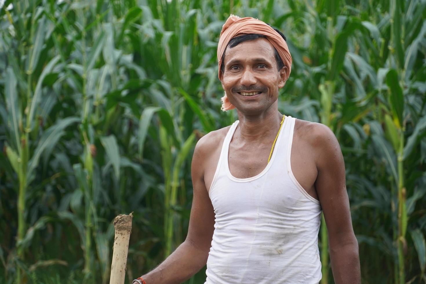 granjero indio guapo en su pueblo trabajando para verduras foto