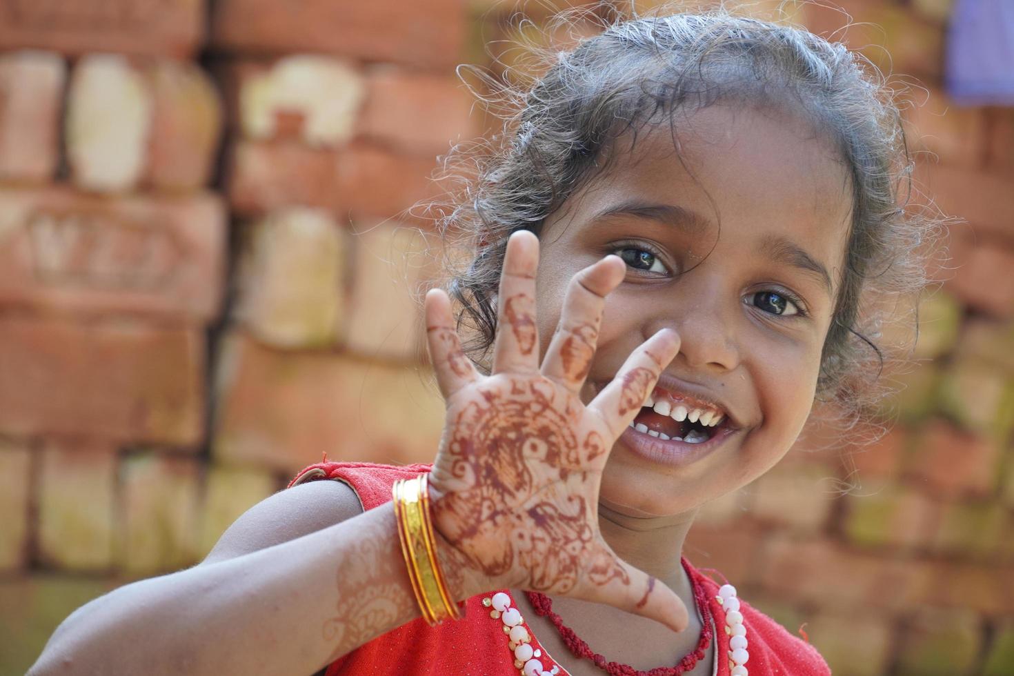 una pobre niña linda sonriendo - imágenes de niña foto