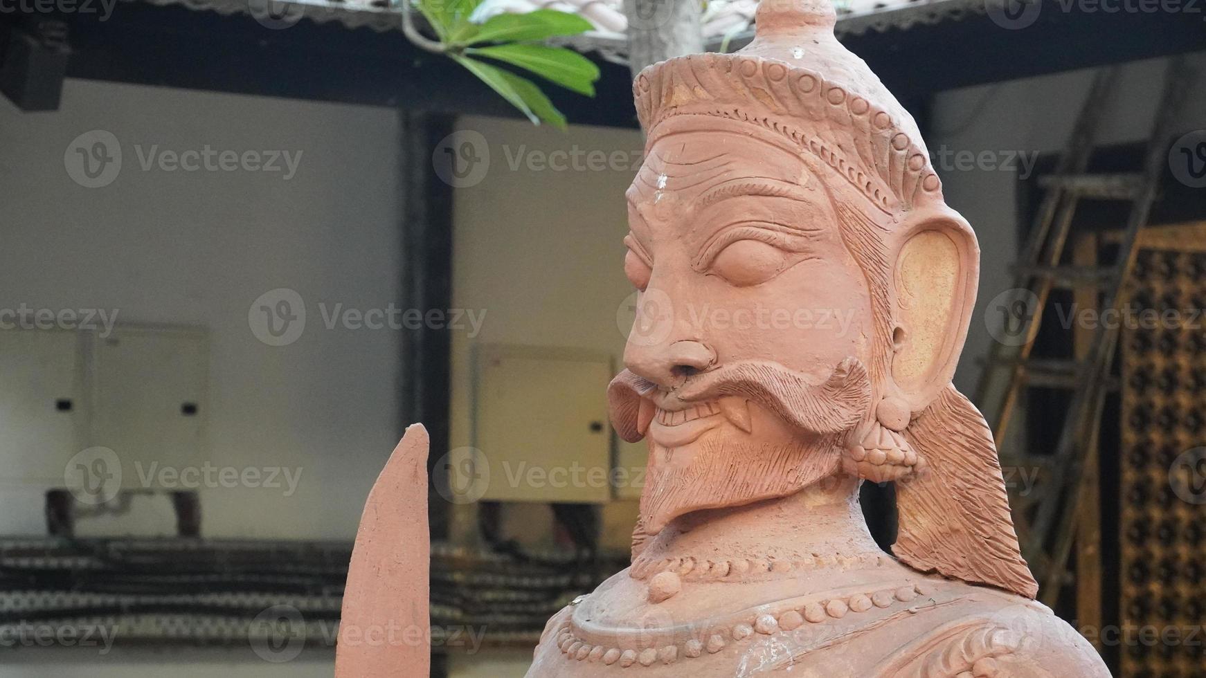 statue of king photo
