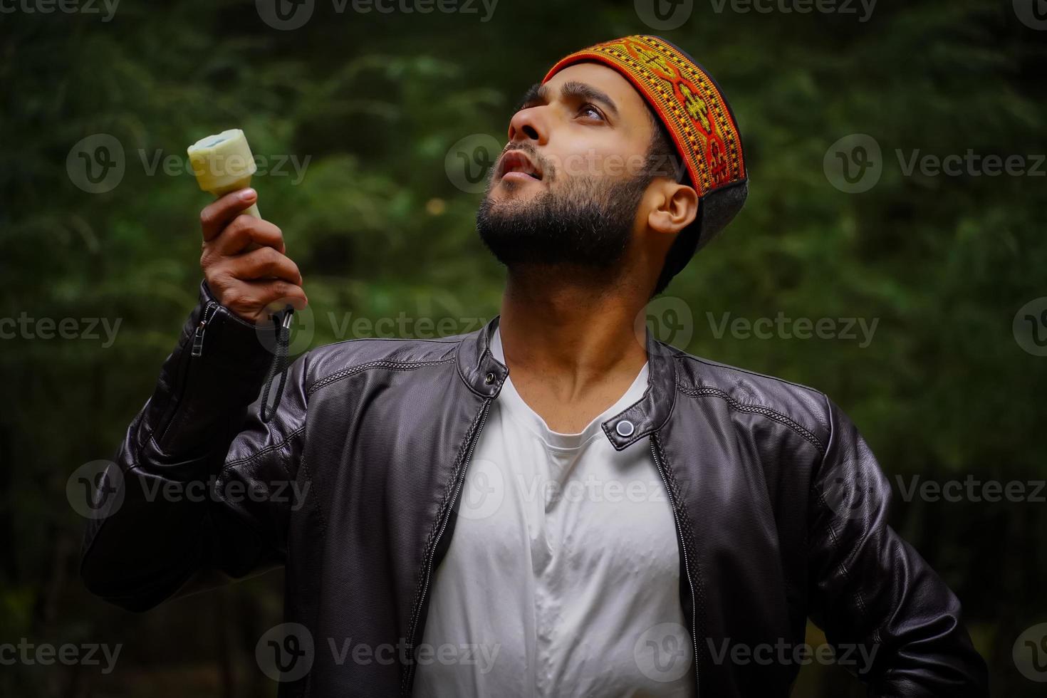 retrato himachali boy en el bosque con antorcha en himalaya foto