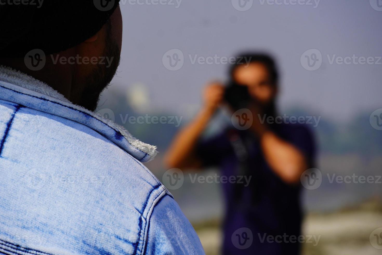 camarógrafo tomando una foto con una cámara