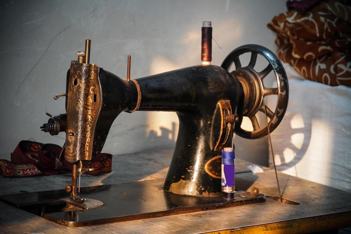 imagen de máquina de coser, en una casa de mujer pobre india foto