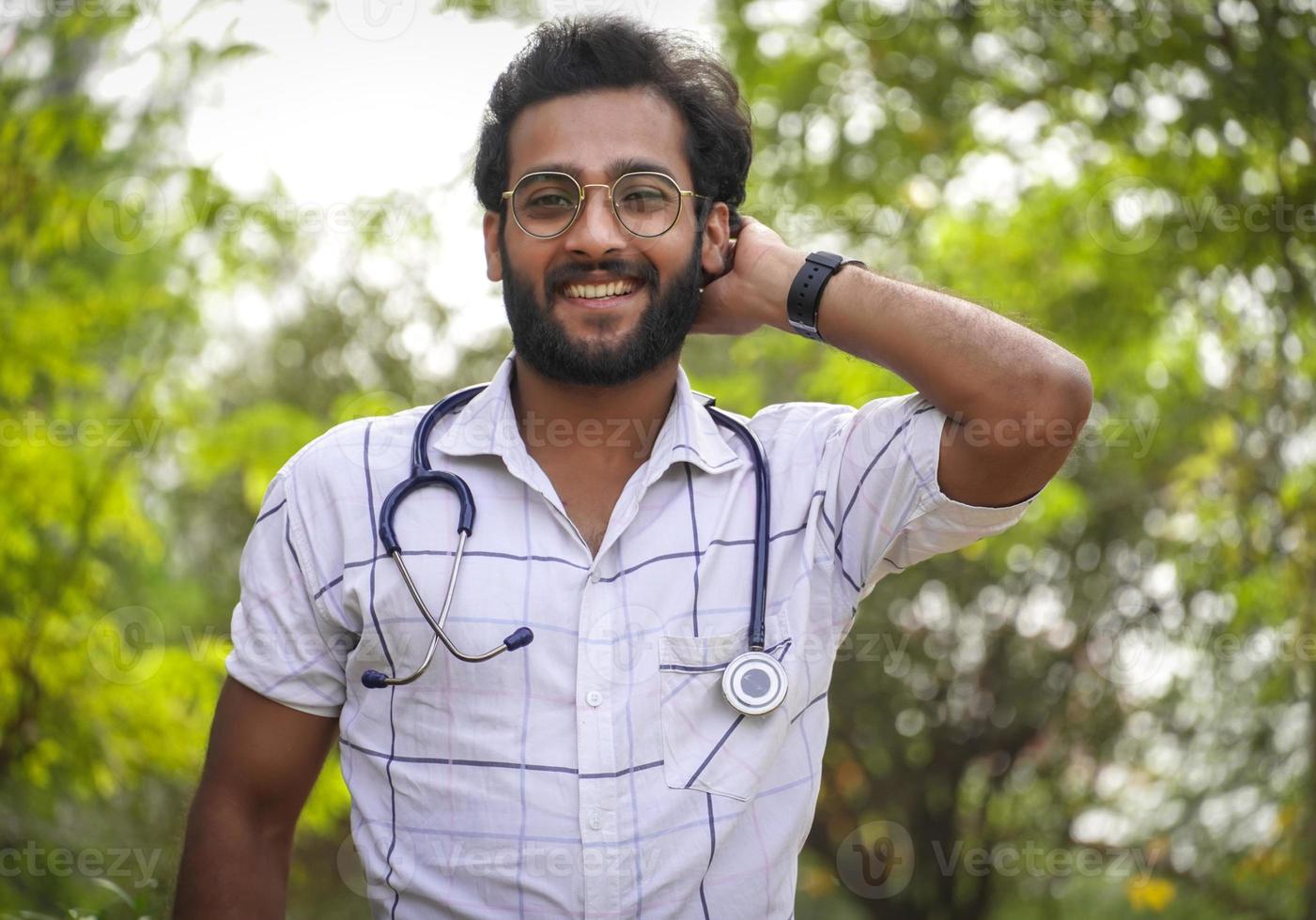 estudiante de medicina feliz con estetoscopio y mostrando y feliz foto