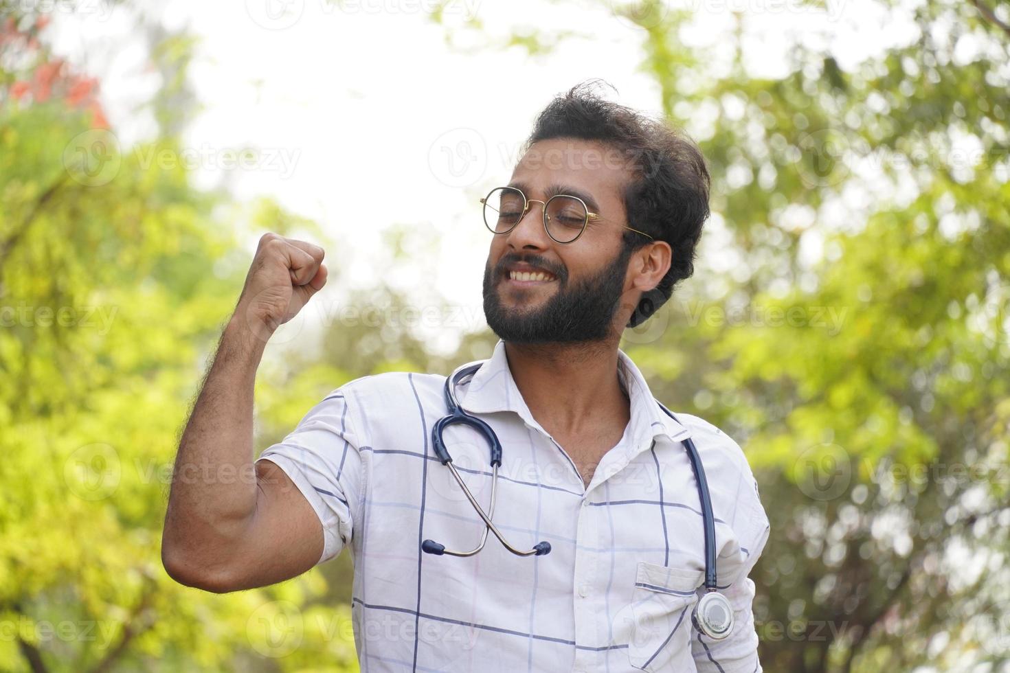 estudiante de medicina feliz con estetoscopio y mostrando y feliz foto