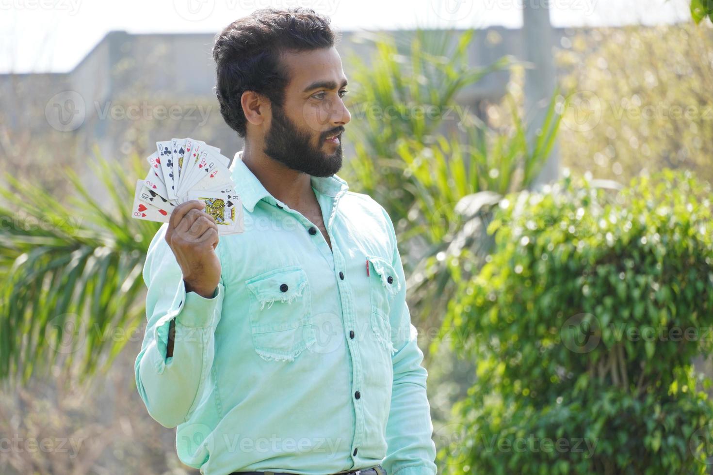 hombre con naipes mostrando sus cartas foto