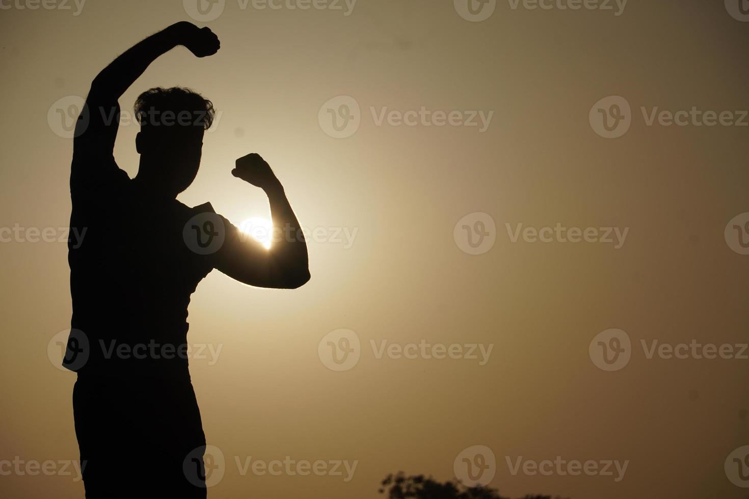 imagen de silueta del hombre con el sol cayendo libre - concepto motivacional foto