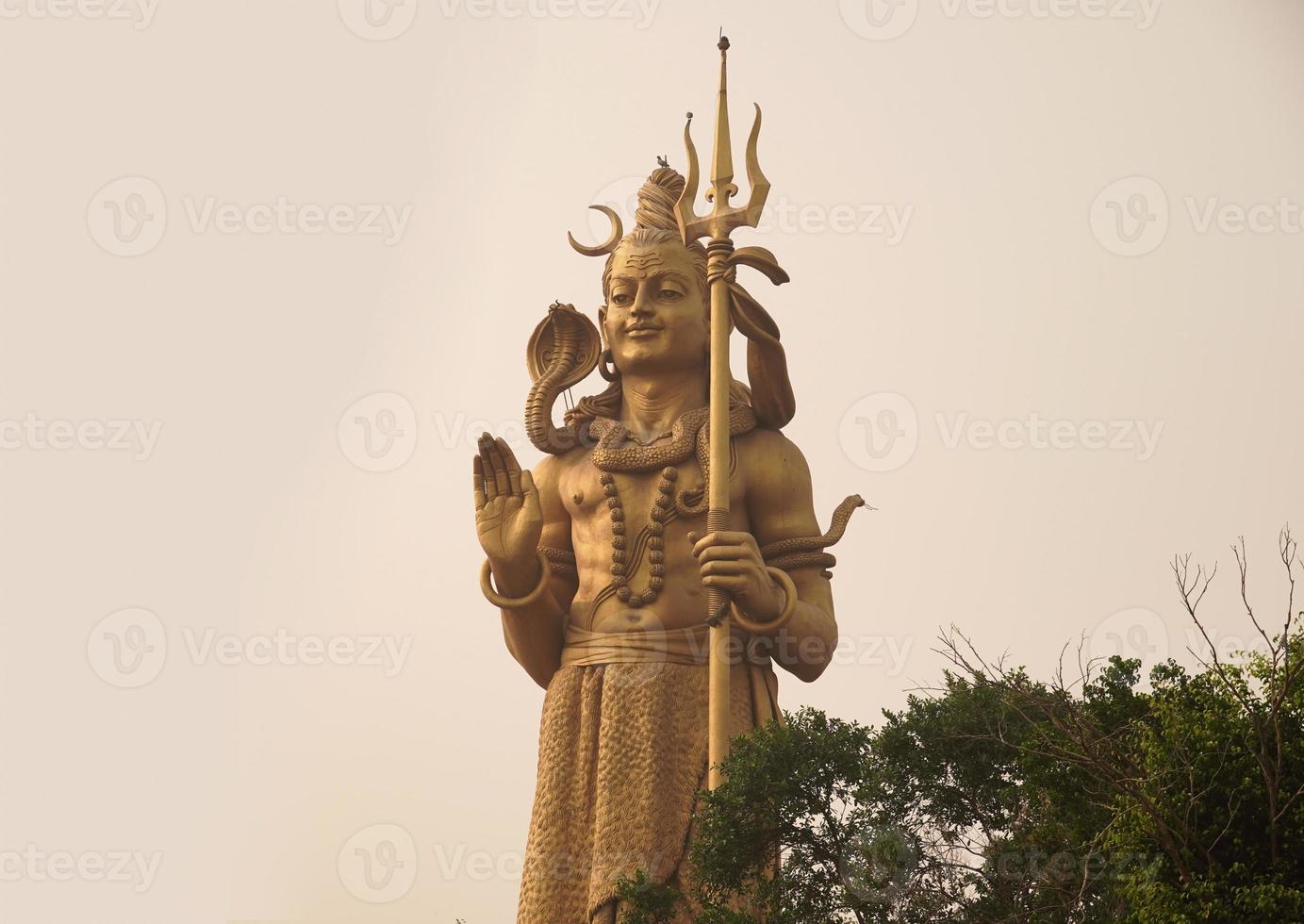 estatua del dios hindú shiva con un hermoso paisaje - imagen del dios shiva foto