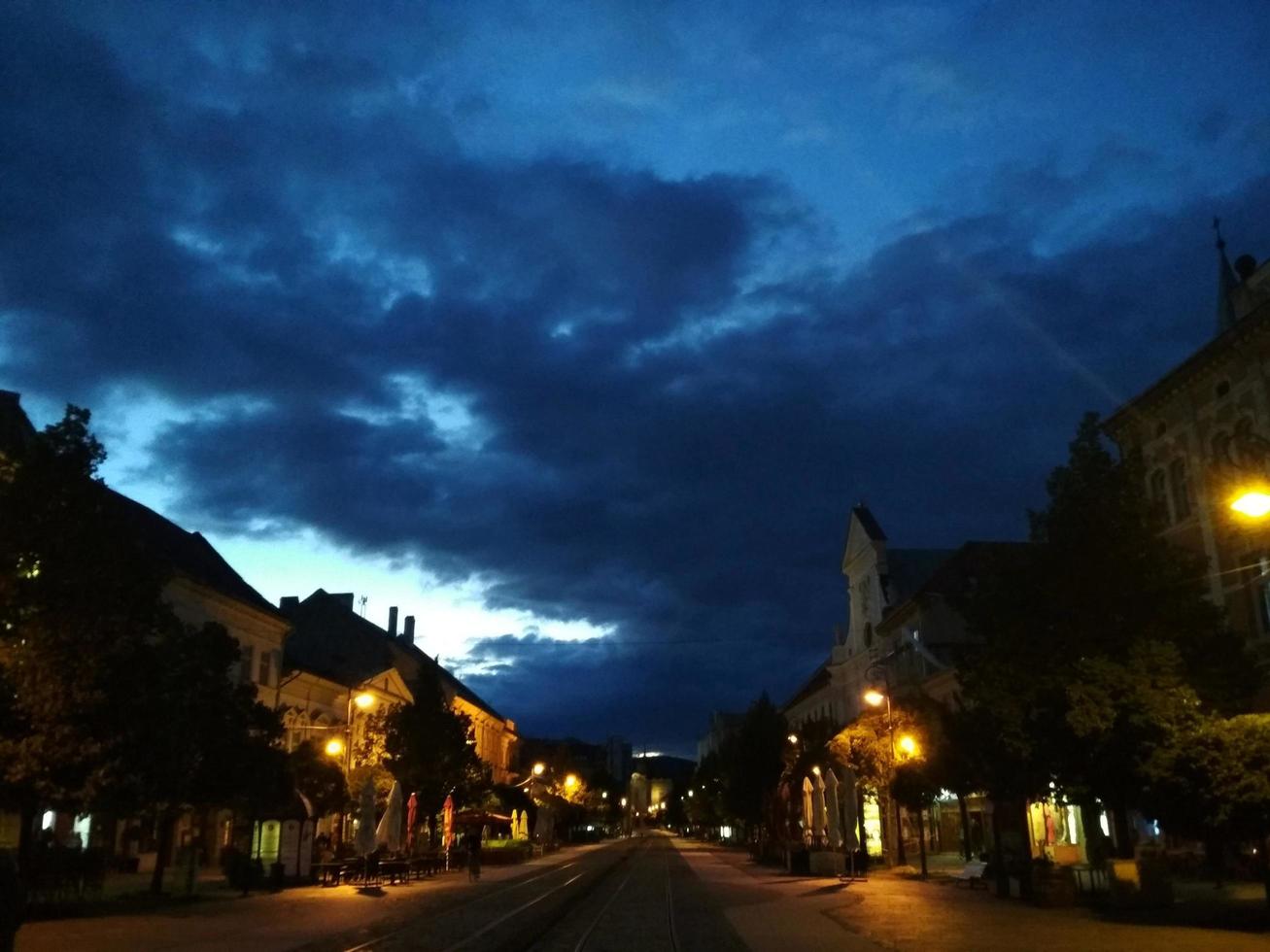 nubes sobre la ciudad de noche. vista nocturna del cielo y las montañas. Eslovaquia foto