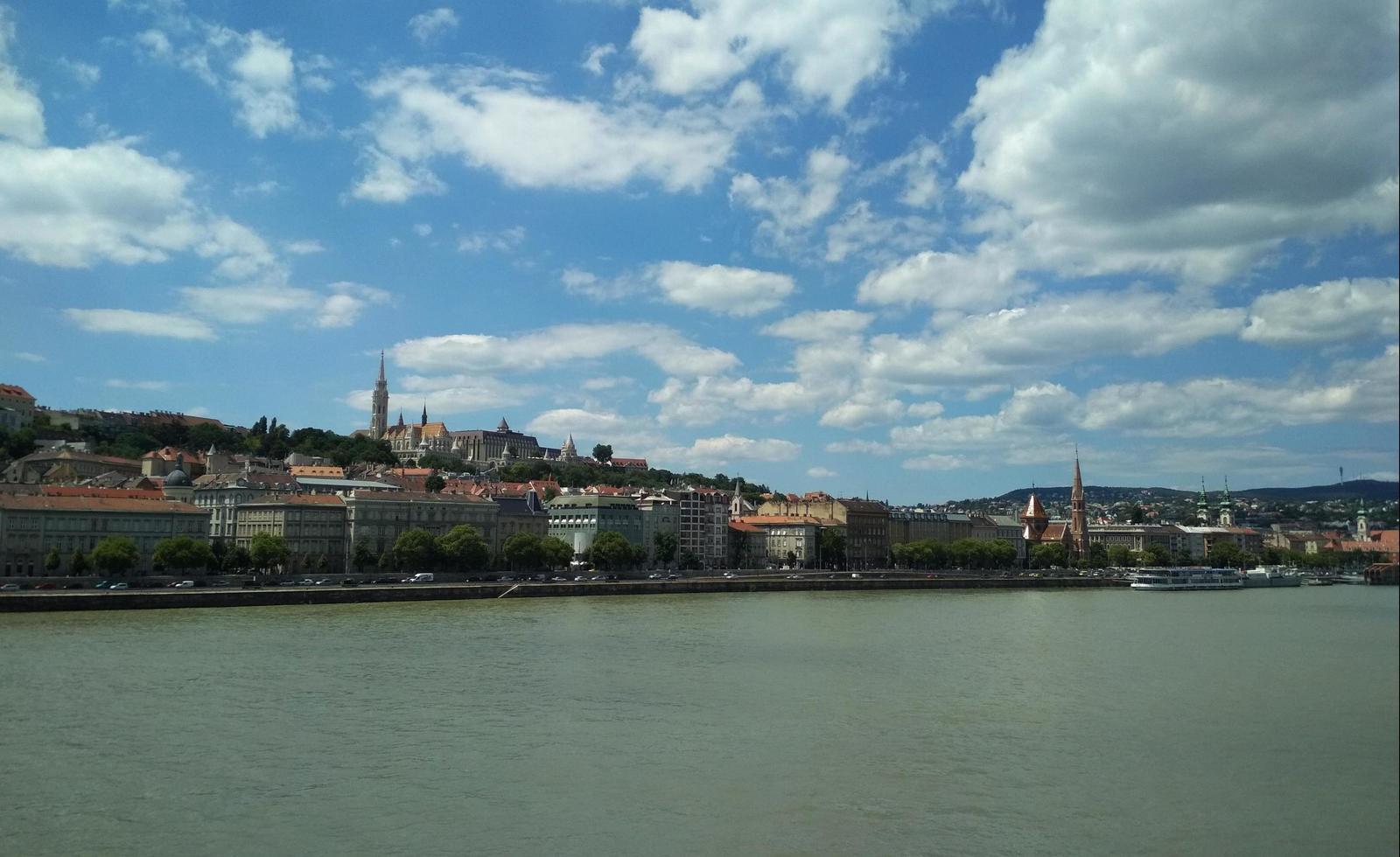 vista panorámica de la ciudad vieja de budapest, hungría. vista desde la colina gellert foto