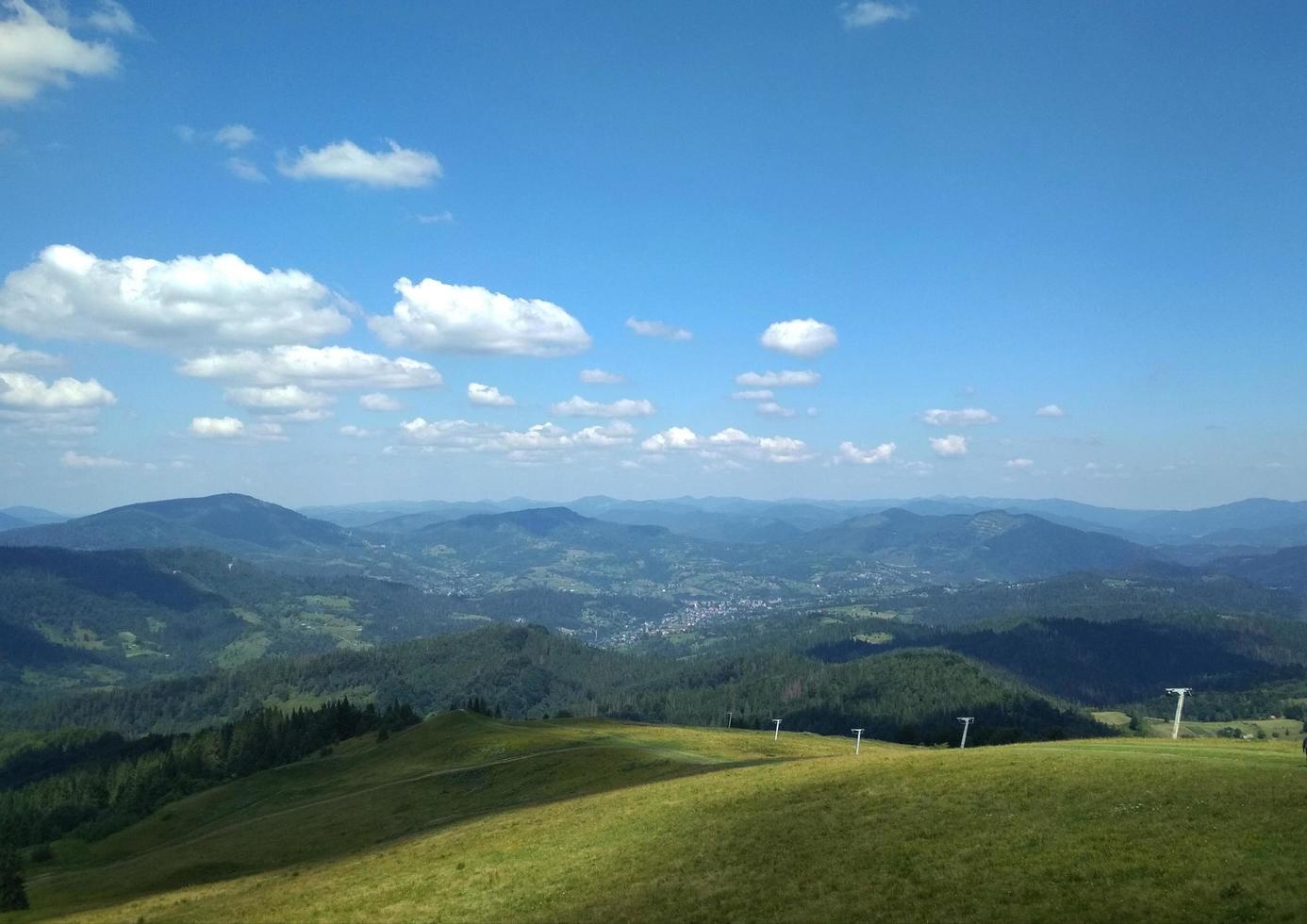 hermoso campo en las montañas. montañas de los cárpatos, ucrania, europa foto