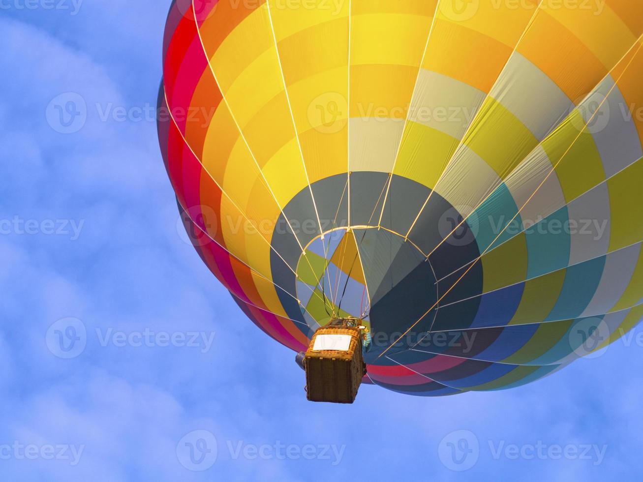 globo de aire caliente en un cielo azul brillante y colorido hamilton nueva zelanda foto